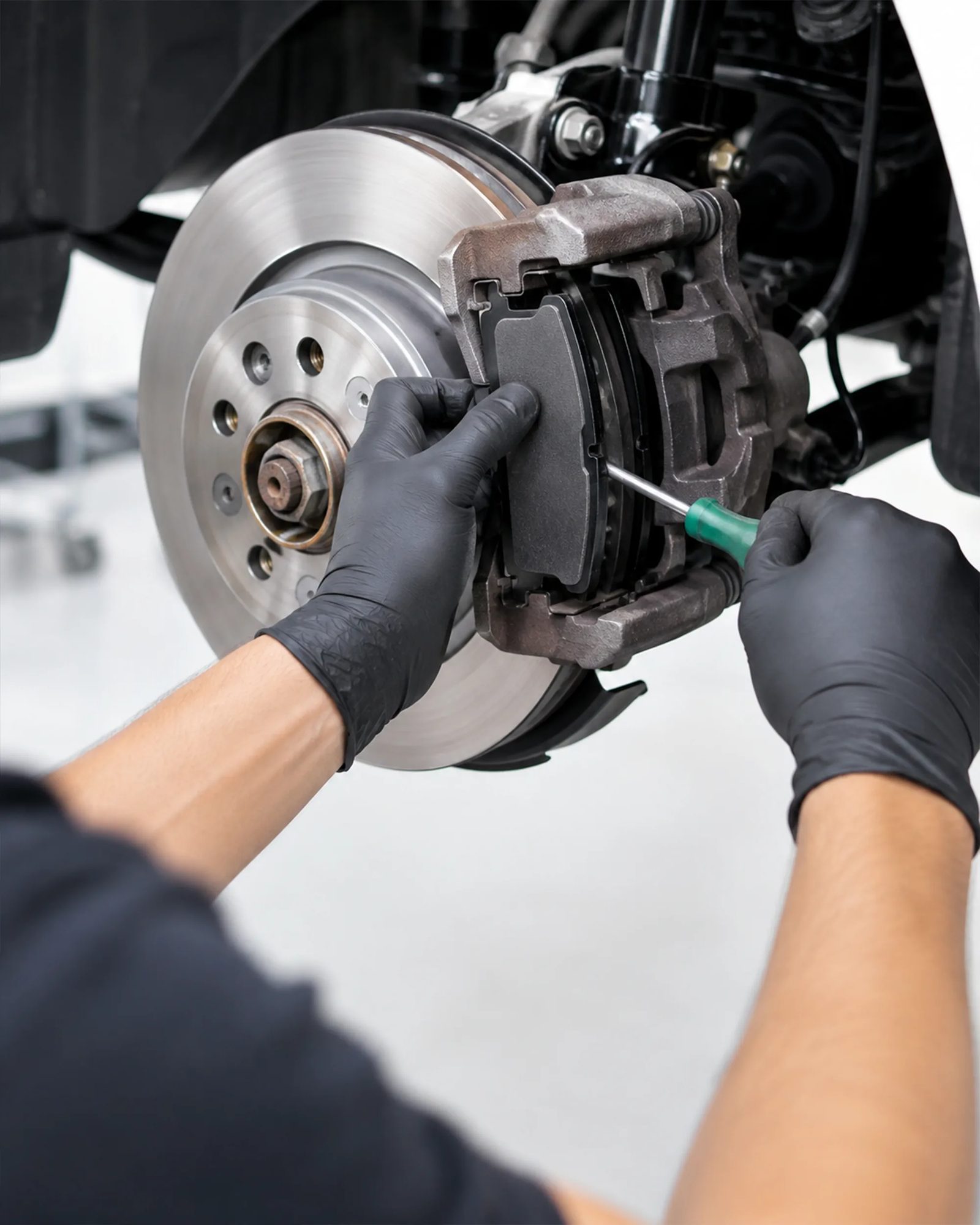 Neuer Bremsbelag wird in den Bremssattel der Vorderachse eingesetzt – Bremsenservice bei My Car Service in Wien Meidling