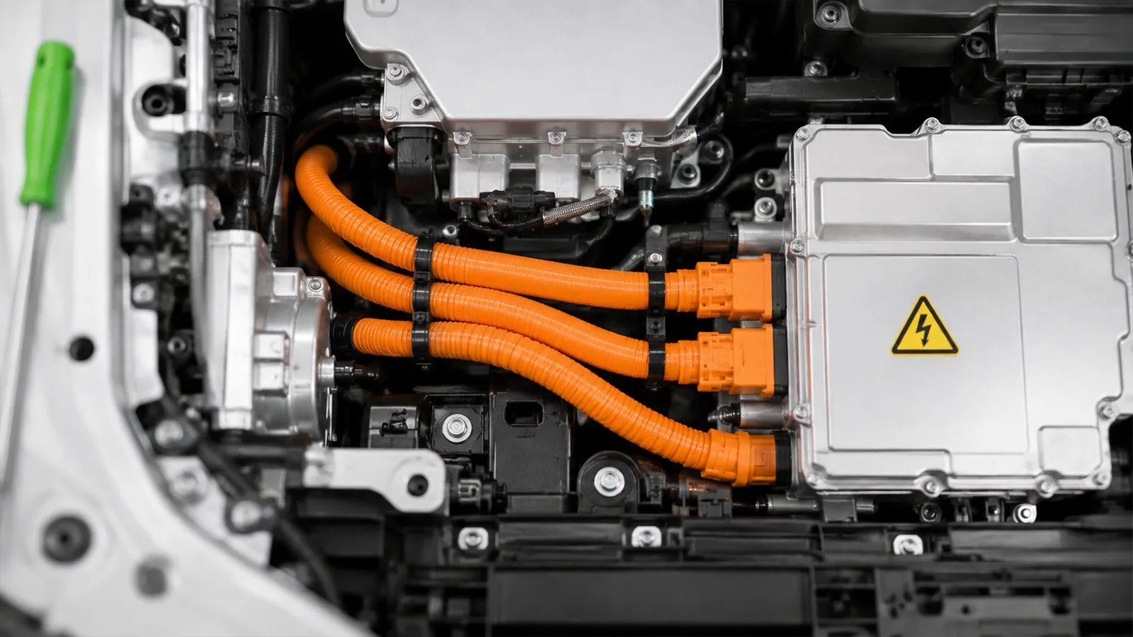 Hochvoltkomponenten im Motorraum eines Elektrofahrzeugs – E-Auto-Werkstatt in Wien Meidling
