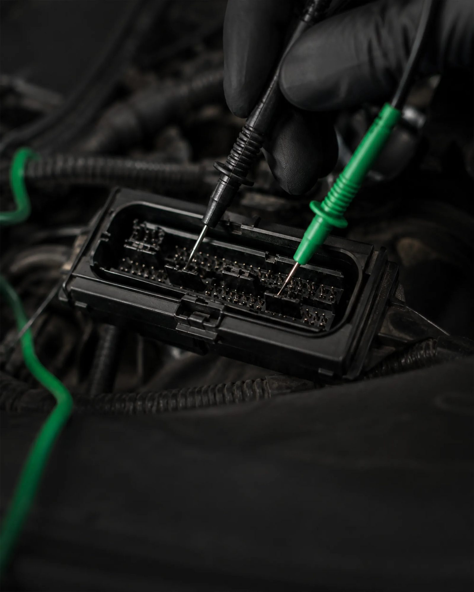 Messung mit Prüfspitzen an den Kontakten eines Steuergerätesteckers – Fehlerdiagnose bei My Car Service in Wien Meidling