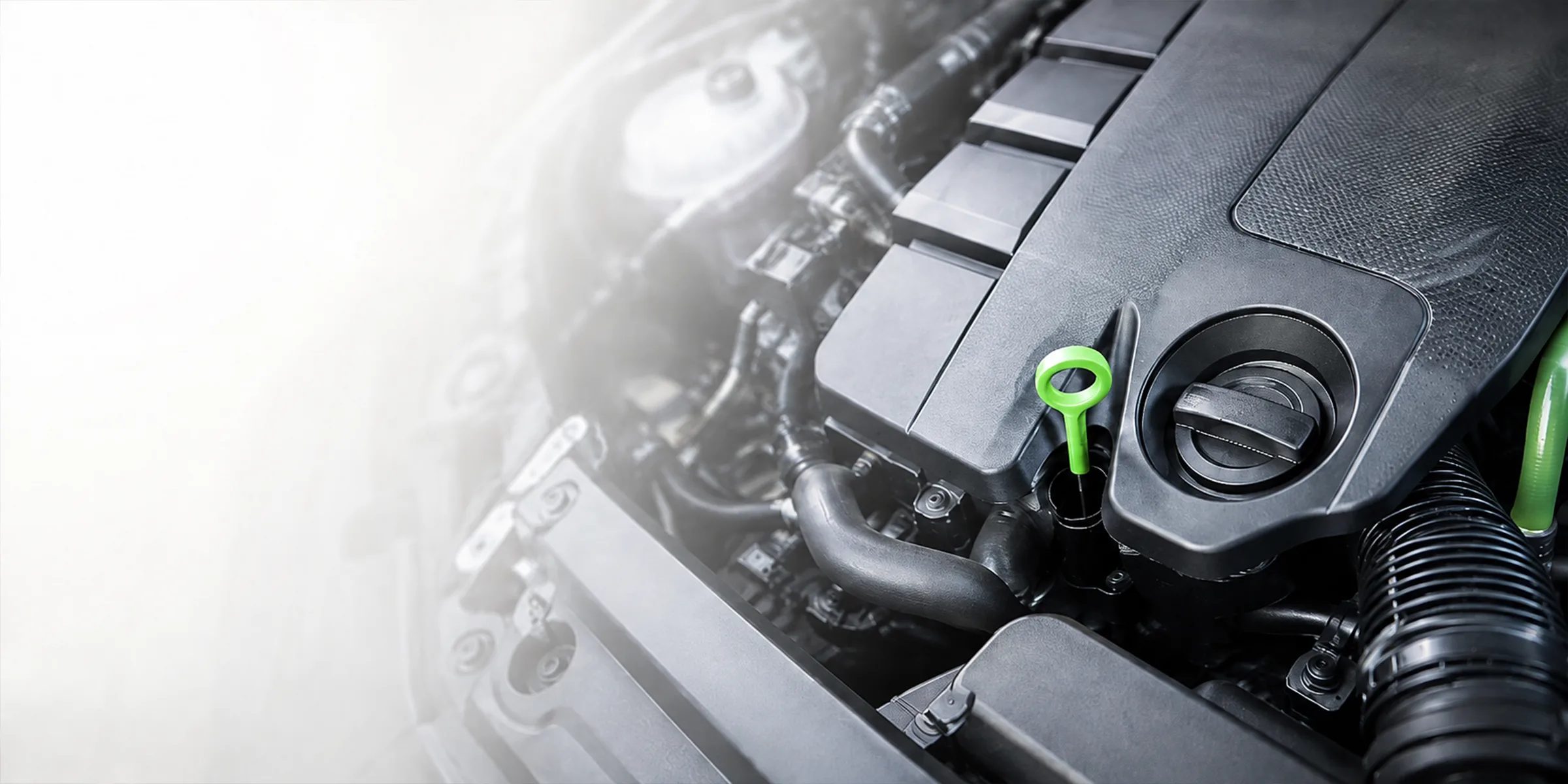 Ölmessstab und Öleinfülldeckel im Motorraum – Ölwechsel in der Autowerkstatt My Car Service in Wien Meidling
