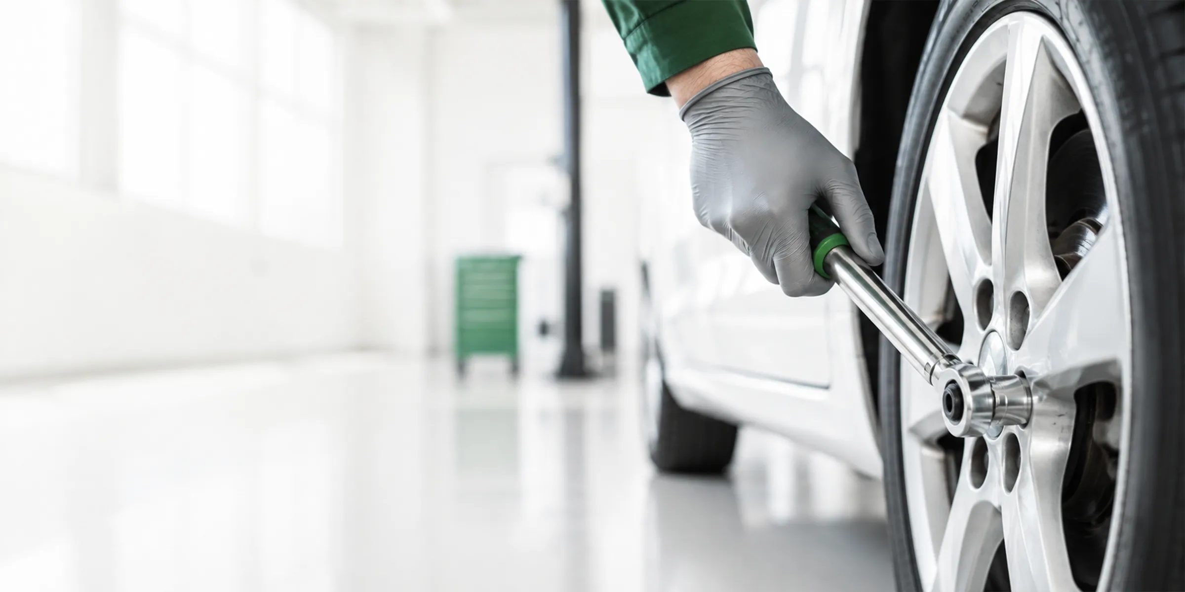 Radschraube wird mit dem Drehmomentschlüssel angezogen – Autowerkstatt My Car Service in Wien Meidling