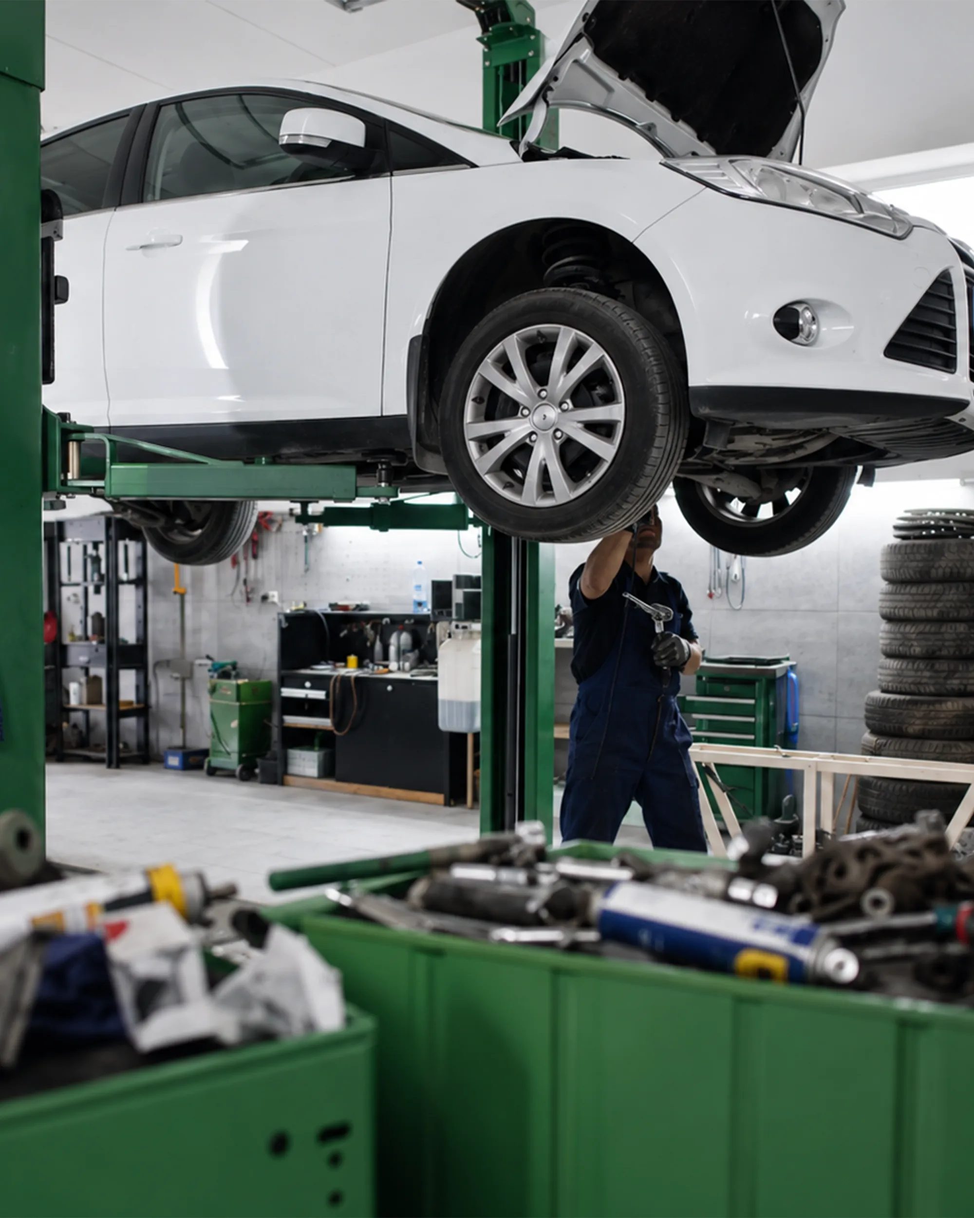 Fahrzeug auf der Zweisäulen-Hebebühne in der KFZ-Werkstatt von My Car Service in Wien Meidling